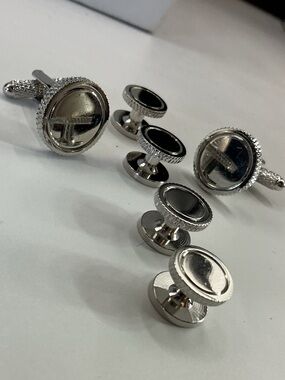 UNSIGNED PERRY ELLIS SILVERTONE TONE CUFFLINK AND BUTTON SET